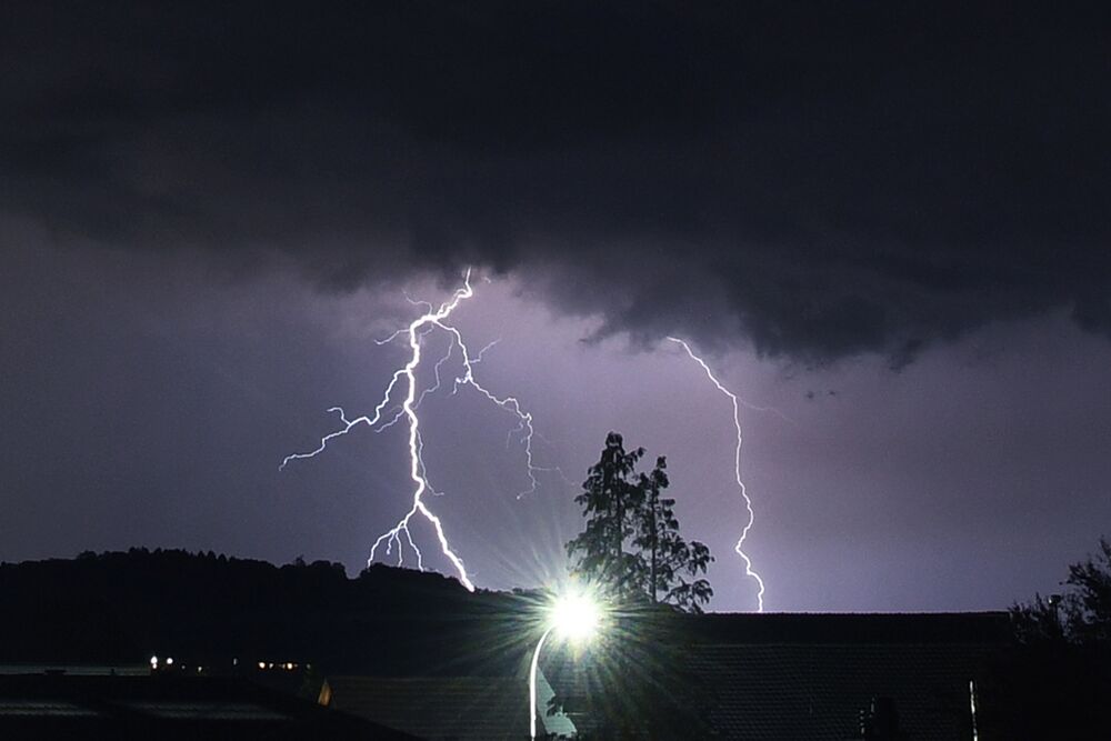 Am 30. Juni 2026 streifte ein Gewitter das Seetal (Standort Hallwil AG), ohne jedoch Regen zu bringen. Es war der Anfang einer ausgeprägten Trockenperiode. (Foto: Andreas Walker)